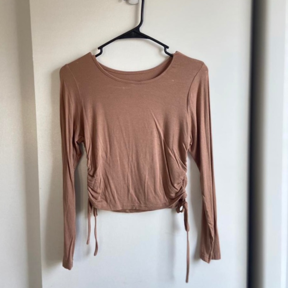 BROWN RUCHED TEE